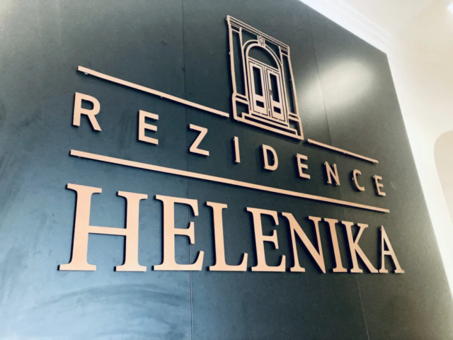 3D logo helenika s broznovou povrchovou úpravou