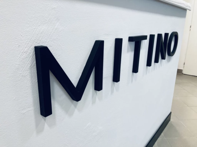 3D logo Mitino na prodejním pultu