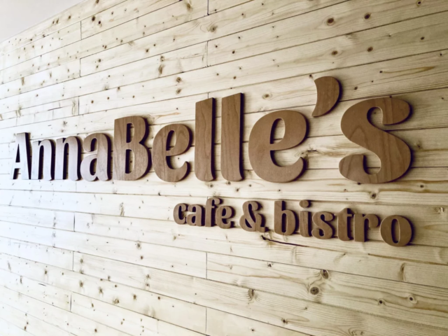 Dřevěný nápis annabelle´s cafe bistro v kladně