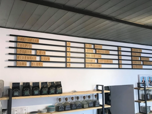 kavárenská menu tabule s výměnými písmenky