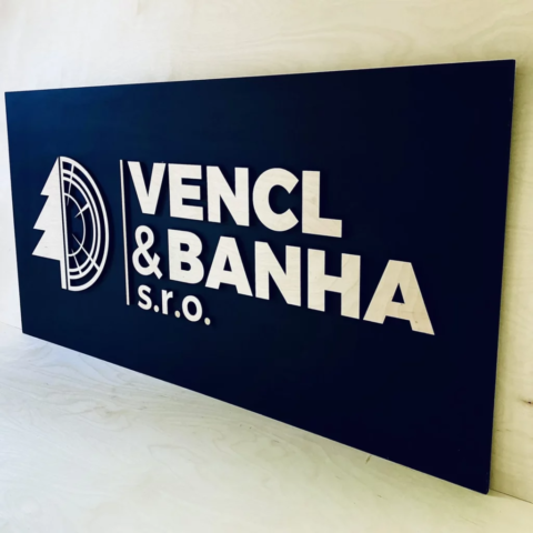 Dřevěné logo Vencl a Banha na černém dřevěném podkladu