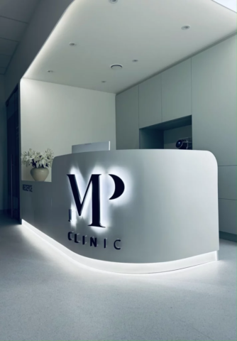 podsvícené logo Mp clinic v praze