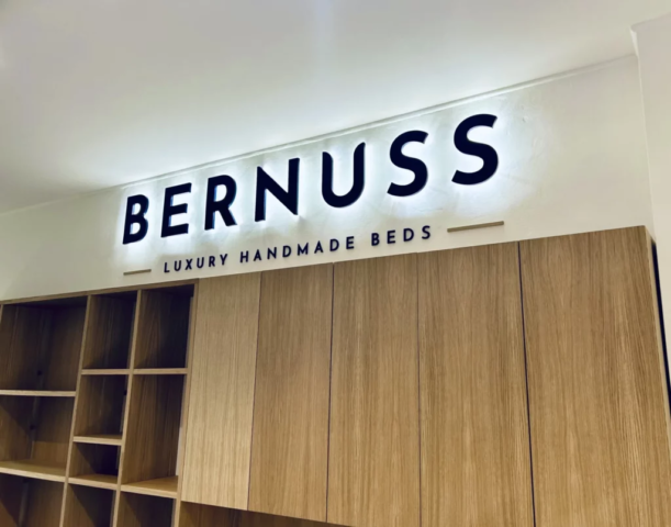 Podsvícené logo bernuss luxury handmade beds v pražském obchodě