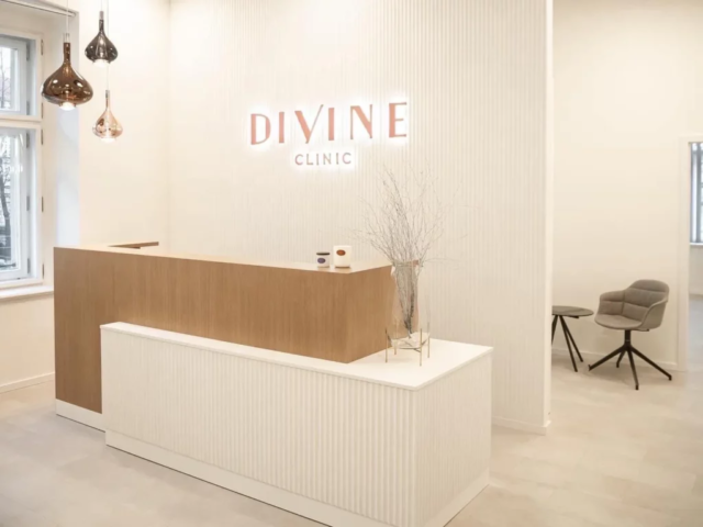 podsvícený růžový nápis Divine clinic v pražské klinice