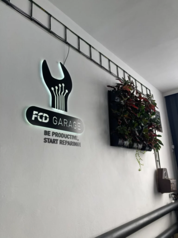 černé podsvícené logo FCD garage s nápisem v dílně v mladé boleslavi