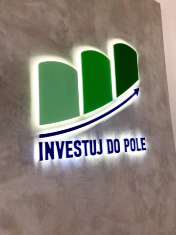 Barevné 3d podsvícené Logo investuj do pole v liberecké kanceláři