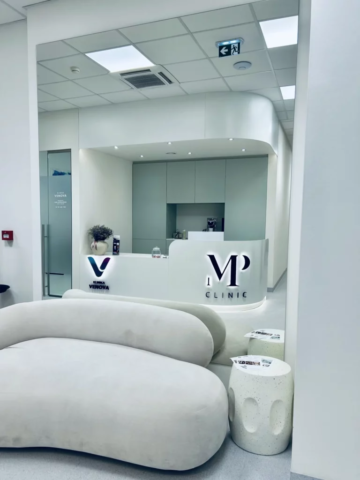 podsvícené logo Venova klinka a Mp clinic v praze