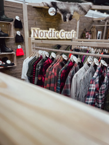 Dřevěné podsvícené logo Nordic craft na dřevěném podkladu