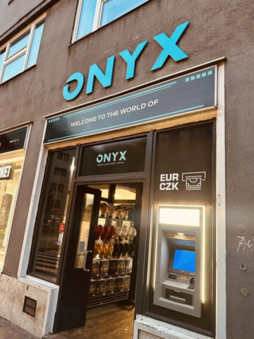 Modré podsvícené logo ONYX v praze