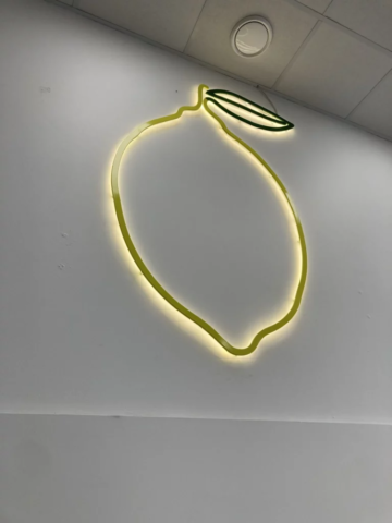 Podvícené logo tvaru citronu v Chomutovské kavarně Lemon