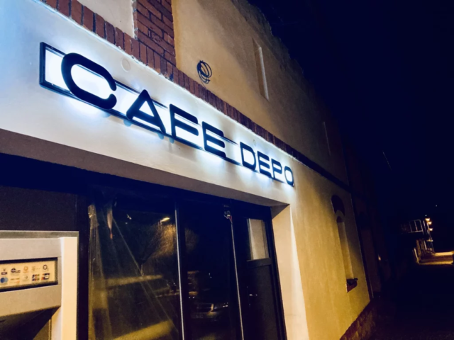 podsvícený nápis cafe depo na konstrukci