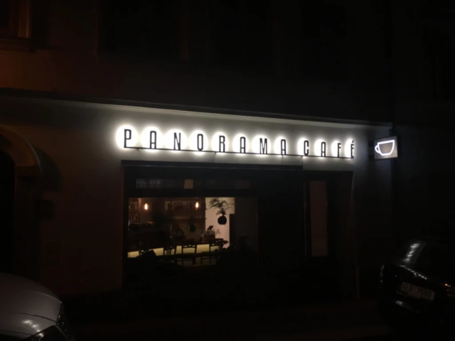 Podsvícený nápis Panorama cafe a světelný výstrč s hrníčkem v Turnově