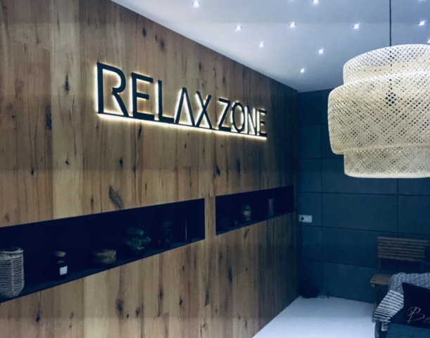 Podsvícený nápis Relax zone v odpočinkové zoně hotelu