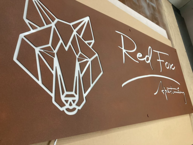 Rezavá podsvícené cedule pro Red fox apartmány