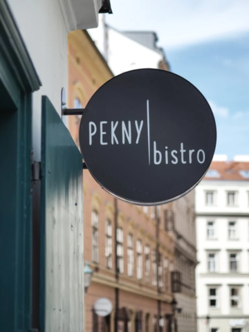 Kulatá černá světelná výstrč Pekny bistro v Praze