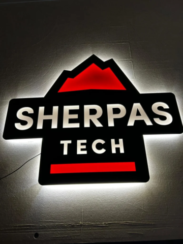 Podsvícené logo sherpas