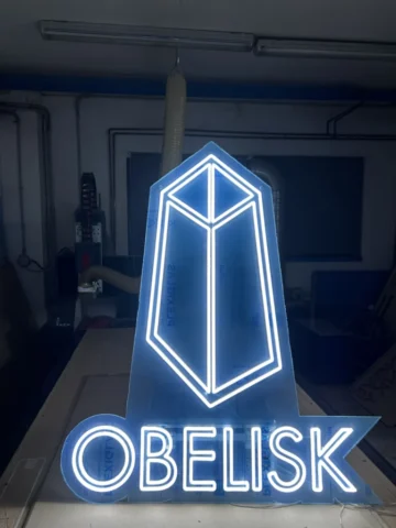 Světelný led neon Logo Obelisk Světelný led neon Logo Obelisk