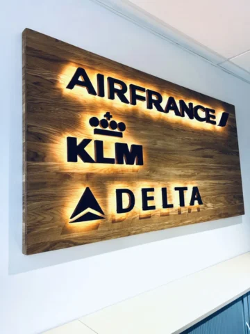 Podsvícená loga Air France, KLM, Delta na dubovém podkladu - Praha Výroba podsvícených log Air France, KLM, Delta na podkladové desce u dubu v pražské kanceláři společnosti.