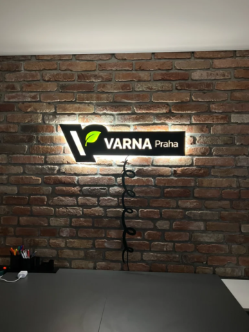 Podsvícená tvarově vyřízlá deska