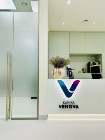 Podsvícené logo Venova Klinika - Praha Výroba a montáž podsvíceného loga Venova Klinika - Praha
