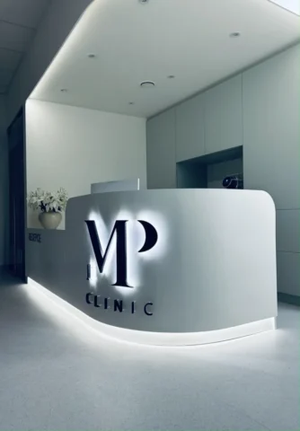 Podsvícené logo MP clinic - Praha Výroba a montáž podsvíceného loga Mp clinic - Praha