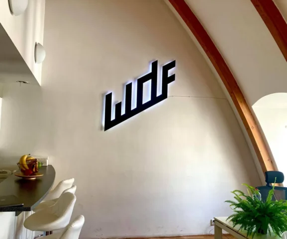Logo WDF s rgb podsvitem Praha Výroba a montáž podsvíceného Loga WDF s rgb podsvitem v kanceláři v praze