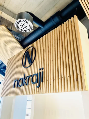 3d-logo-nakraji-na-drevenem-obkladu Prostorové 3D logo Nakraji instalované na dřevěném lamelovém obkladu