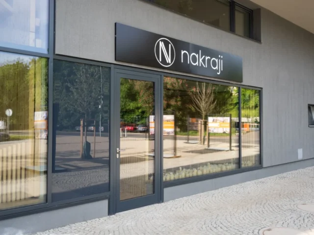 frezovany-svetelny-box-nakraji Frézovaný světelný box Nakraji nad vstupem do provozovny