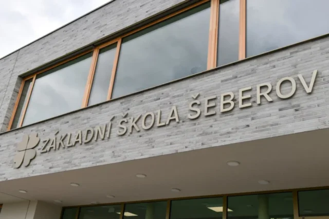 podsviceny-napis-zakladni-skola-seberov Podsvícený nápis Základní škola Šeberov na fasádě budovy