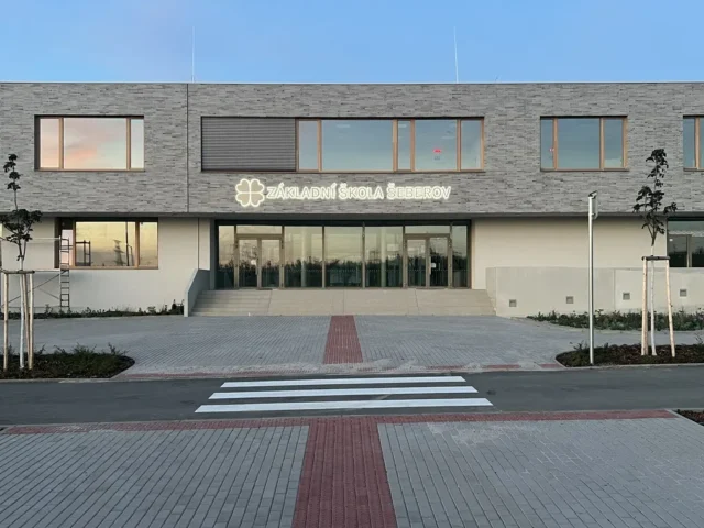 svetelne-logo-zakladni-skola-seberov Rozsvícený fasádní nápis Základní škola Šeberov za soumraku