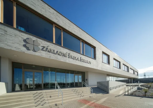 svetelne-logo-zs-seberov-nad-vstupem Světelné logo Základní školy Šeberov na čelní fasádě