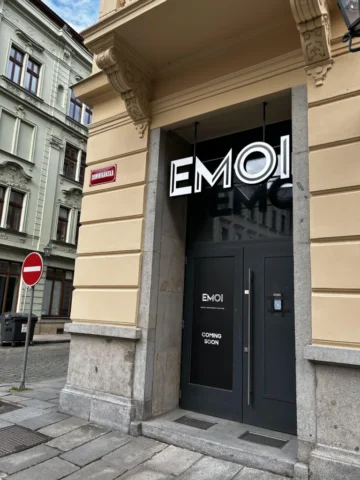 venkovni-svetelne-logo-emoi-plzen Venkovní světelné logo Emoi instalované nad vstupem restaurace v Plzni